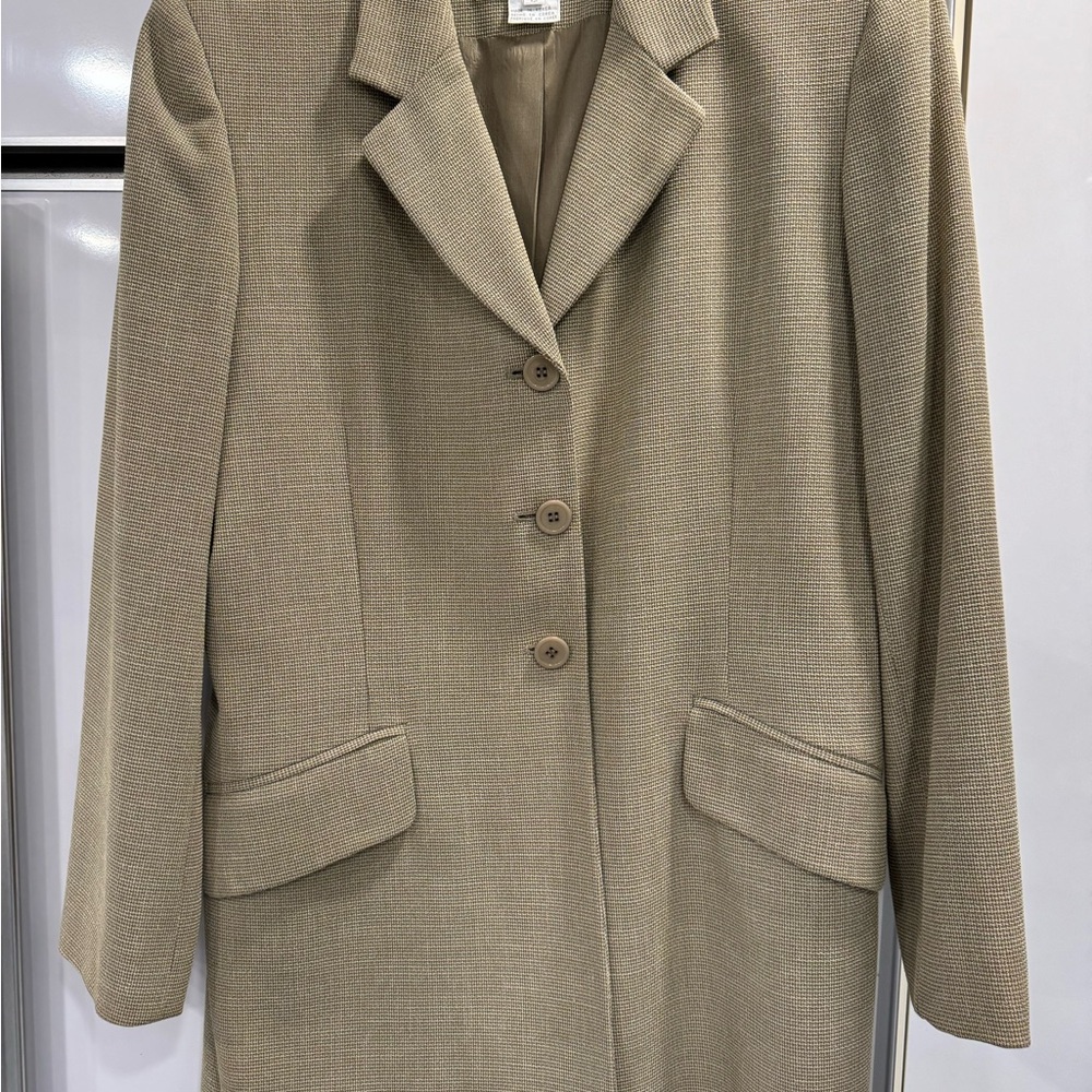 Jones of New York 3 button pantsuit! Slim fitting w/lightly padded shoulders! - Picture 8 of 8
